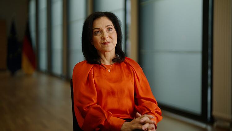 Sp&uuml;rt man einen Stimmungswechsel zum Guten hin in Deutschland, wie ihn Friedrich Merz bei seinem Amtsantritt versprach? Katherina Reiche (CDU) ist seit 6. Mai 2025 Bundesministerin f&uuml;r Wirtschaft und Energie im Kabinett Merz - und antwortet auf diese Frage des Filmemachers Klaus Scherer.