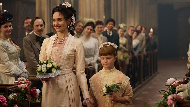 Die Witwe Frances (Tuppence Middleton, links) heiratet in die einflussreiche B&ouml;rsenmakler-Familie Forsytes ein. Ihre Tochter June (Billie Joyce) lebt sich trotz der strengen Regeln schnell ein.