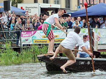 Nach 15 Minuten fiel die  Entscheidung: Dominik Kropf bef&ouml;rdert Hans  Angerer in die Regnitz. Alle Fotos: RiegerPress