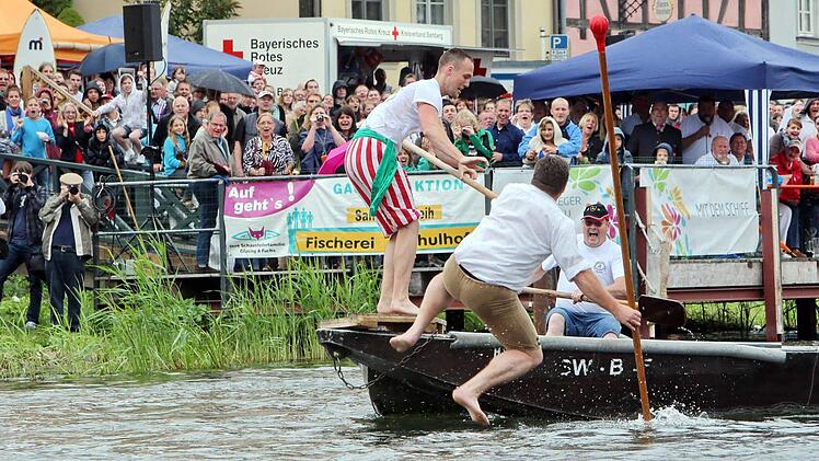 Nach 15 Minuten fiel die  Entscheidung: Dominik Kropf befördert Hans  Angerer in die Regnitz. Alle Fotos: RiegerPress
