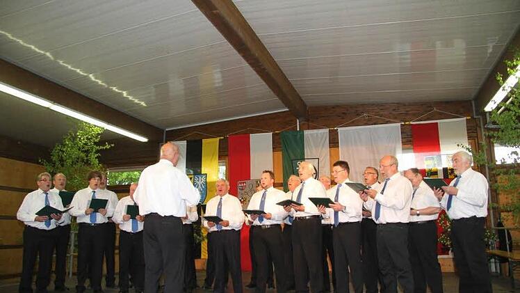 Der Willmersreuther Männerchor vereint junge und ältere Sänger und sorgte mit seinem Repertoire für Abwechslung. Neben klassischen Liedern haben die Sänger ein Lied aus Dalmatien, aus dem Trentino und ein Shanty einstudiert.