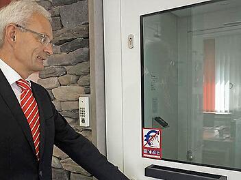 Zweigstellenleiter Bernhard Feser am Zugang zu Personenschleuse und Tresor. Fotos: Stefan Geiger