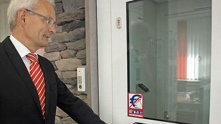 Zweigstellenleiter Bernhard Feser am Zugang zu Personenschleuse und Tresor. Fotos: Stefan Geiger