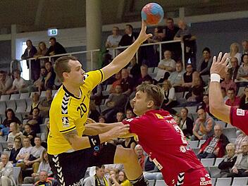 Florian Billek (Nummer 20) war ein ständiger Aktivposten beim hohen Sieg des HSC 2000 Coburg gestern Abend in der HUK-Arena gegen den letztjährigen Dauerrivalen HSC Bad Neustadt. Foto: Albert Höchstädter