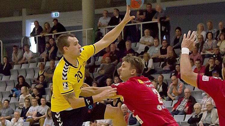 Florian Billek (Nummer 20) war ein ständiger Aktivposten beim hohen Sieg des HSC 2000 Coburg gestern Abend in der HUK-Arena gegen den letztjährigen Dauerrivalen HSC Bad Neustadt. Foto: Albert Höchstädter