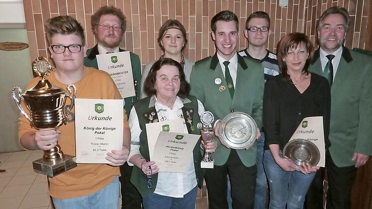 Die erfolgreichen Stockheimer Schützen (v. l.) Tristan Martin, Helge Schneider, Anka Knobbe, Laura Wachter, Michel Dückerhoff, Michael Morand, Daniela Eisenbeiß sowie Vorsitzender Frank Oberkofler  Fotos: gf