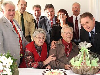 Der letzte Kulmbacher Stadtpolizei-Chef Rudi Wiesel feierte seinen 95. Geburtstag. Unser Bild zeigt ihn mit seiner Lebensgefährtin Lieselotte Färber sowie mit dem früheren Polizisten-Kollegen Richard Schneider, Reinhard Eber von der Kulmbacher Polizei, dem früheren Polizisten und Marktleugaster Alt-Bürgermeister Manfred Huhs, Landrat Klaus Peter Söllner, Tochter Claudia Hoffmann, Sohn Winfried, Enkel Thomas sowie Kulmbachs OB Henry Schramm. Foto: Sonja Adam
