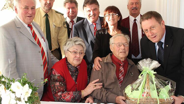 Der letzte Kulmbacher Stadtpolizei-Chef Rudi Wiesel feierte seinen 95. Geburtstag. Unser Bild zeigt ihn mit seiner Lebensgefährtin Lieselotte Färber sowie mit dem früheren Polizisten-Kollegen Richard Schneider, Reinhard Eber von der Kulmbacher Polizei, dem früheren Polizisten und Marktleugaster Alt-Bürgermeister Manfred Huhs, Landrat Klaus Peter Söllner, Tochter Claudia Hoffmann, Sohn Winfried, Enkel Thomas sowie Kulmbachs OB Henry Schramm. Foto: Sonja Adam
