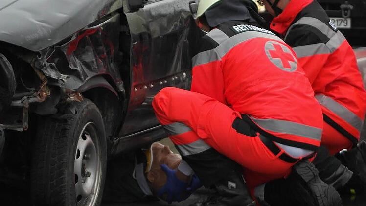 Die Vorbereitungen für den Einsatz des Hebekissens werden getroffen.