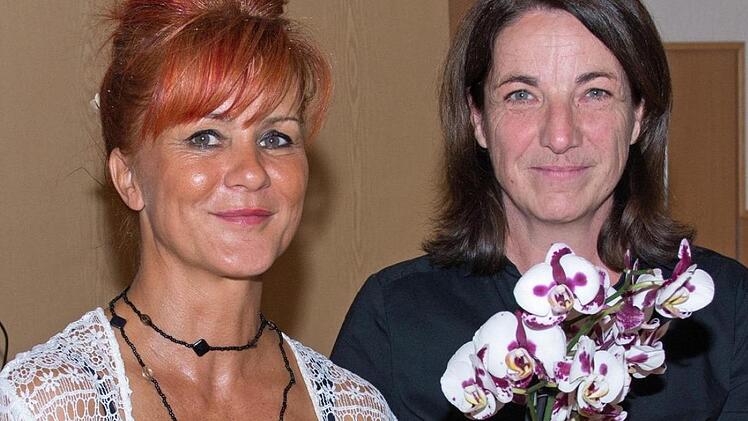 In diesem Jahr fand die 25. Frauenlesenacht der Theaterwerkstatt Haßfurt im Landgasthof Schafhof in Obertheres statt. Aus diesem Grund überreichte die Regisseurin der Theaterwerkstatt und frühere Organisatorin der Frauenlesenächte, Nina Lorenz (rechts), der seit 2008 wirkenden Organisatorin Andrea Tiessen-Lehmann eine Orchidee.