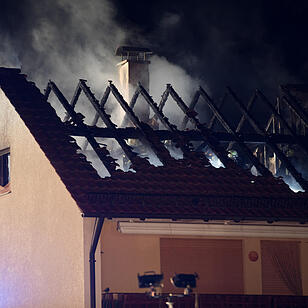 Blitzschlag setzt Dachstuhl in Brand