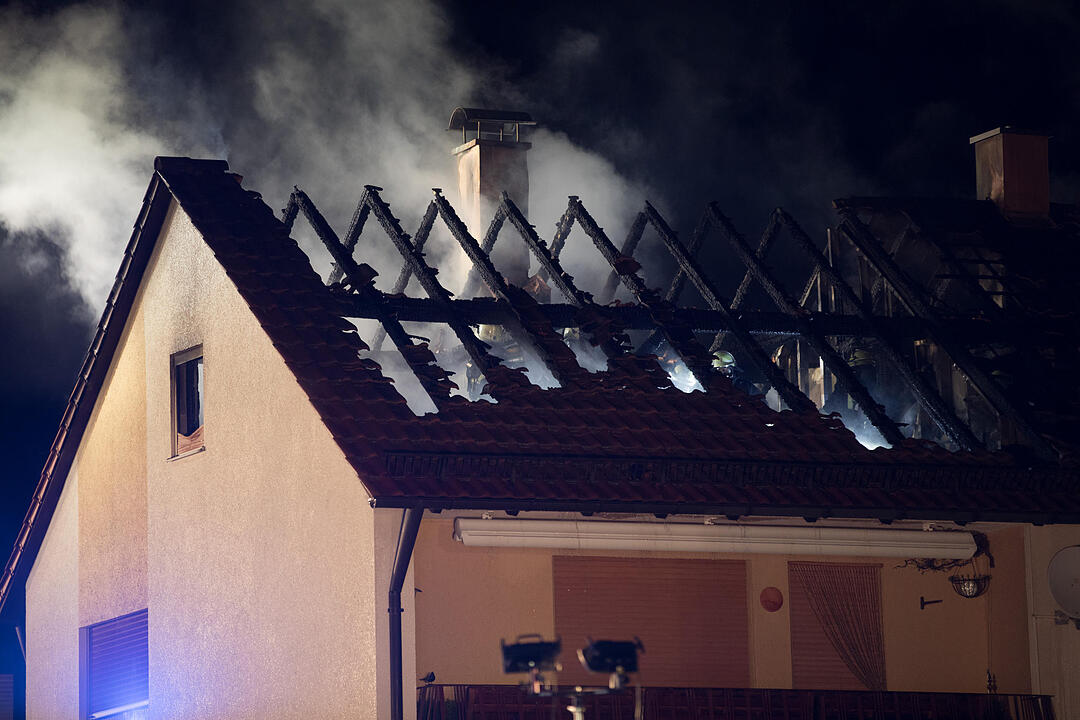 Blitzschlag setzt Dachstuhl in Brand
