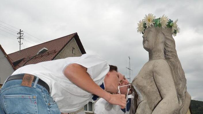 Dann der große Augenblick die Zuschauer warten auf den Moment in dem das Bier aus dem Busen der Jungferkättl kommt. Die beiden Kellner, Bernd Redwitz und Sebastian Buckreus, geben sich größte Mühe, wie man sieht. Foto: Karl-Heinz Hofmann