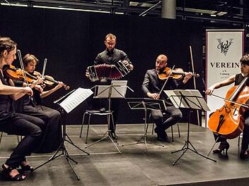 Das Quator Voce und der Bandoneonist Pierre Cussac (Mitte) beeindruckten in Coburg (von links): Cecile Roubin, Sarah Dayan,  Guillaume Becker und Lydia Shelley.Foto: Jochen Berger