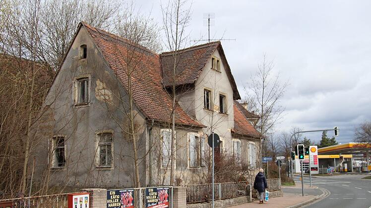 Der Eigentümer des Hauses in der Bamberger Straße in Höchstadt wartet noch auf einen Käufer. Foto: Christian Bauriedel