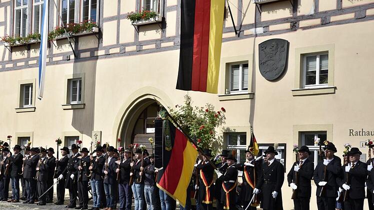 Es geht den Teilnehmern des Bürgerwehrauszugs unter die Haut, wenn sich die Bürgerwehrfahne am Marktplatz zum Lied vom Kameraden senkt. Foto: Gerolt Snater