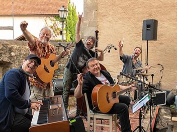 Virtuos und vielseitig: Die Band Waldschrat spielte auf ihrer Jubiläumstour in Münnerstadt. Jörg Tully