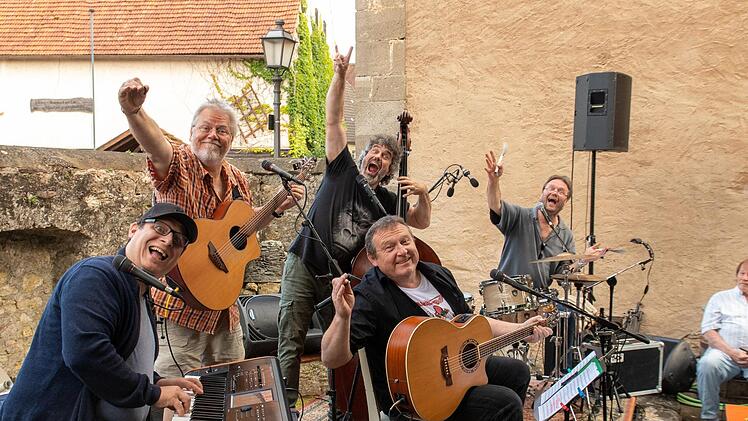Virtuos und vielseitig: Die Band Waldschrat spielte auf ihrer Jubiläumstour in Münnerstadt. Jörg Tully