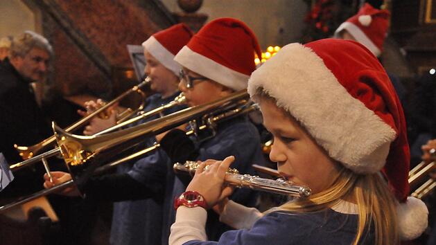 Als Musiker f&auml;ngt man klein an. Dass man nach zw&ouml;lf Wochen Musikunterricht schon einige Lieder spielen kann, zeigte die Bl&auml;serklasse Burkardroth. Foto: Peter Klopf