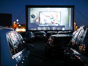 Wie hier in Chemnitz könnte vielleicht im Sommer auch in Schweinfurt ein Autokino möglich sein, z.B. auf dem Volksfestplatz. Die Verwaltung will das prüfen.  Foto: Jan Woitas