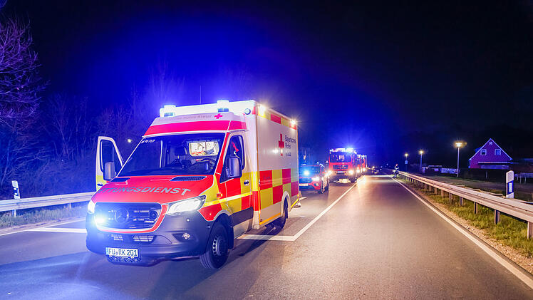 Zirndorf: Kollision auf der St 2245 - Rettungswagen, Polizei und Feuerwehr im Einsatz