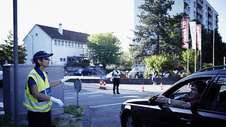 In der Schweiz musst du bei einer Geschwindigkeitsübertreteung sogar mit einer Haftstraße rechnen.