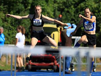 Elisa Eich (links) vom TV/DJK Hammelburg holte in der U20 drei Mal bayerisches Gold und war damit eine der überragenden Athletinnen der Meisterschaften von Erding. Rechts Janna Popp vom LAC Quelle Fürth.  Foto: Theodor Kiefner