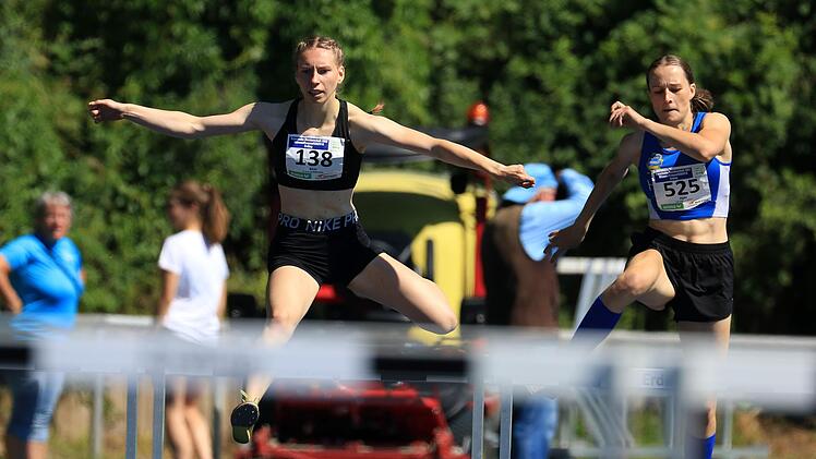 Elisa Eich (links) vom TV/DJK Hammelburg holte in der U20 drei Mal bayerisches Gold und war damit eine der überragenden Athletinnen der Meisterschaften von Erding. Rechts Janna Popp vom LAC Quelle Fürth.  Foto: Theodor Kiefner