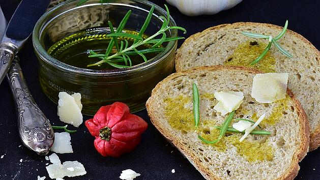 Ob aufs Brot oder zum Kochen: Olivenöl kann vielseitig eingesetzt werden.