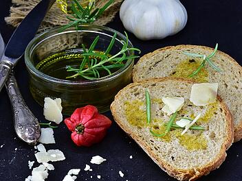 Ob aufs Brot oder zum Kochen: Olivenöl kann vielseitig eingesetzt werden.