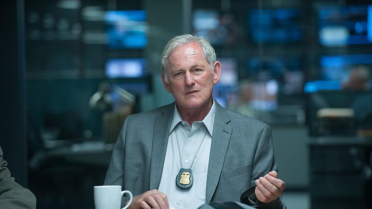 Dave Jennings (Victor Garber) schickt Kate Macy (Emily Blunt) auf eine gef&auml;hrliche Mission.