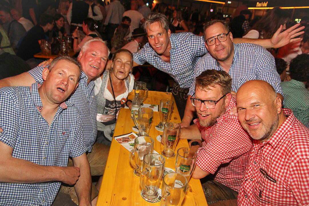 Tanzen, Feiern, Mitsingen &ndash; bayerische Partystimmung bis Mitternacht.