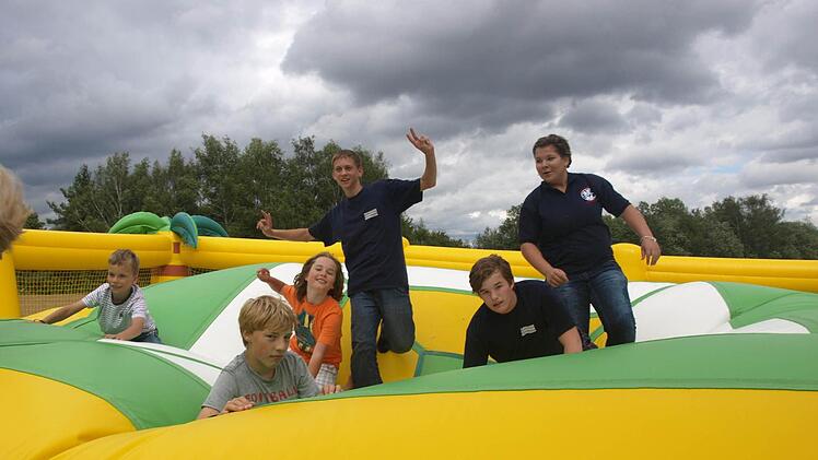 Das Luftkissen "Softmountian", auf dem die jüngeren Besucher toben konnten, betreute die Feuerwehrjugend.
