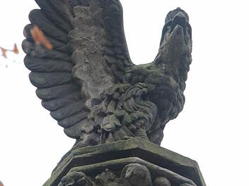 Der steinerne Adler hat ebenfalls schon Federn gelassen.