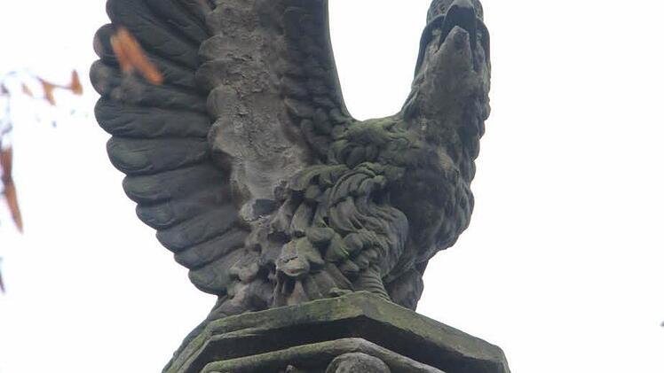 Der steinerne Adler hat ebenfalls schon Federn gelassen.