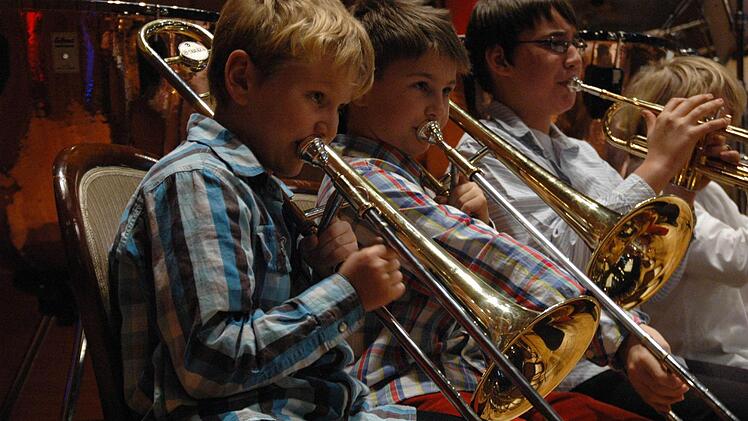 Die jungen Musiker vom Vororchester stehen bereit und spielen schon bestens mit.