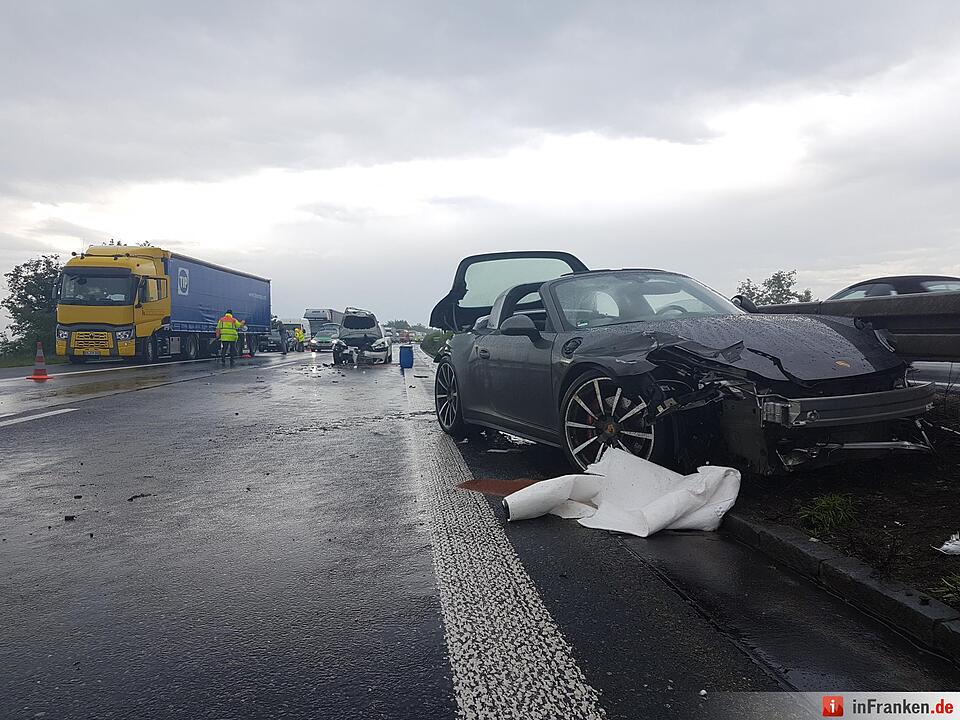 Porsche kracht in Leitplanke und wird von anderem Auto erfasst - Fahrerin lebensgefaehrlich verletzt