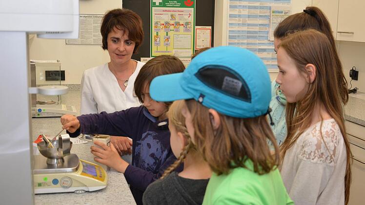 Bei Katja Pretscher (PTA) konnten die Kinder unter anderem ein Lippenbalsam selbst herstellen.  Foto: Björn Hein
