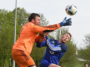Ein Tor, aber auch nur ein Punkt: Nach 3:0-Führung musste sich Andrei Puscas (rechts, gegen FT-Keeper Sven Herder) mit dem FC 06 mit einem Remis gegen die "Turner" begnügen. Foto: Hopf