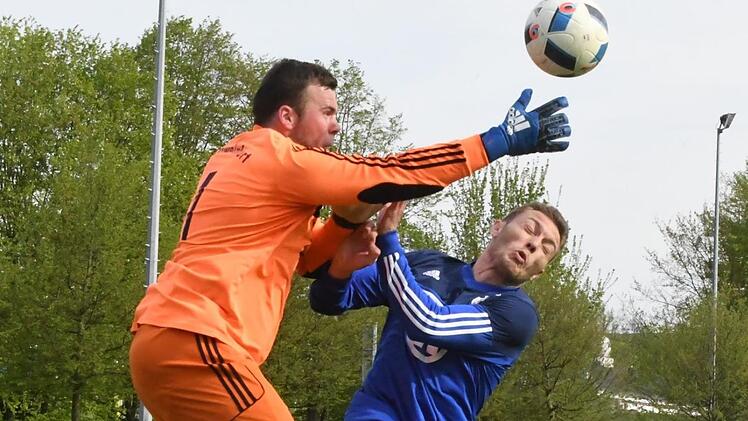 Ein Tor, aber auch nur ein Punkt: Nach 3:0-Führung musste sich Andrei Puscas (rechts, gegen FT-Keeper Sven Herder) mit dem FC 06 mit einem Remis gegen die "Turner" begnügen. Foto: Hopf