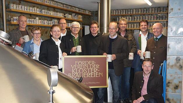 Gründung des Fördervereins  "Bayerische Klosterbrauereien" auf dem Kreuzberg. Das Bild zeigt von links: Urban Winkler (Weißenohe), Angelika Somaruga (Kreuzberg),Thomas Nieswirth (Weltenburg), Oliver Dawid (Geschäftsführer  Private Brauereien Bayern), Peter Wagner (Aldersbach), Pater Lukas Wirth (Scheyern),  Martin Glaab (Andechs),  Andreas Goblirsch (Baumburg), Dominik Tapper (Baumburg), Landrat Thomas Habermann und kniend Ulrich Klebl  (Kreuzberg). Foto: Marion Eckert