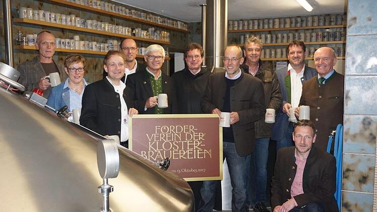 Gründung des Fördervereins  "Bayerische Klosterbrauereien" auf dem Kreuzberg. Das Bild zeigt von links: Urban Winkler (Weißenohe), Angelika Somaruga (Kreuzberg),Thomas Nieswirth (Weltenburg), Oliver Dawid (Geschäftsführer  Private Brauereien Bayern), Peter Wagner (Aldersbach), Pater Lukas Wirth (Scheyern),  Martin Glaab (Andechs),  Andreas Goblirsch (Baumburg), Dominik Tapper (Baumburg), Landrat Thomas Habermann und kniend Ulrich Klebl  (Kreuzberg). Foto: Marion Eckert