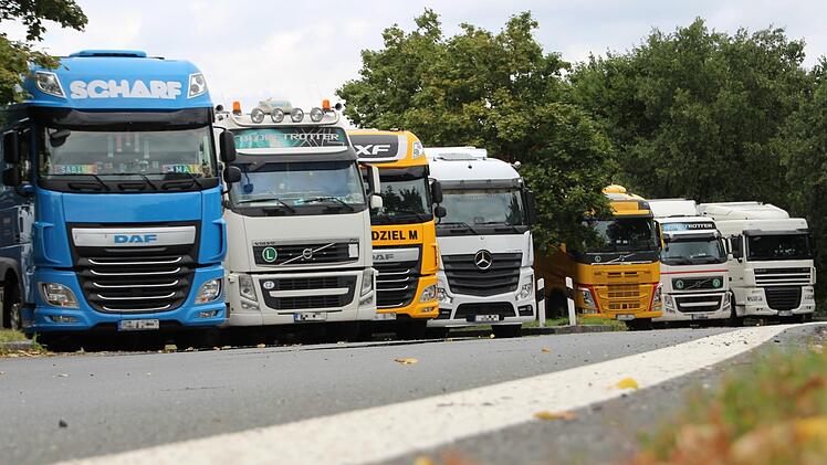 Lkw-Stellplätze statt Zuckerrübenacker: In der Nähe des Parkplatzes Regnitztal bei Eggolsheim soll eine etwa zehn Hektar große Rastanlage  gebaut werden. Landwirte müssten dafür Flächen abgeben. Foto: Ronald Heck