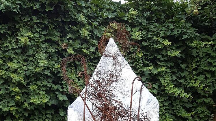 Ein Stuhl wird normal immer mit "bequem" in Verbindung gebracht - nicht aber dieser - mit dem Stahl und Eisen auf der Sitzfläche steht er beispielhaft für die Ausstellung der "Unbequemen".Geiling