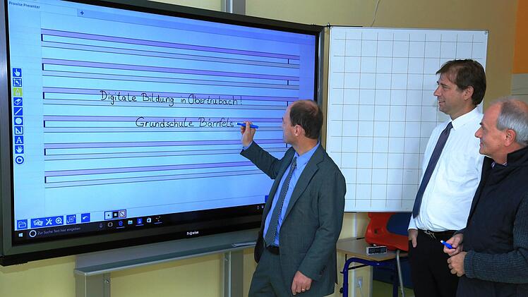 Michael Hofmann testet die Funktion des Touch-Screen-Displays. Landrat Hermann Ulm und Bürgermeister Markus Grüner (r.) schauen zu.   Foto: Franz Galster