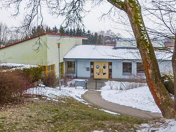 Der Ludwigschorgaster Krippenanbau erfolgt schräg von der bestehenden Krippe (grün links) und dem Kindergarteneingang (blau rechts) in Richtung Baum (im Vordergrund), der gefällt werden muss. Foto: Klaus-Peter Wulf