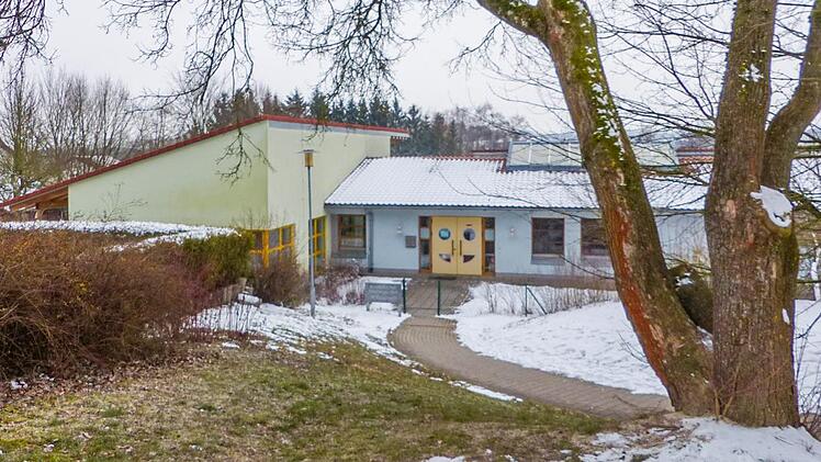Der Ludwigschorgaster Krippenanbau erfolgt schräg von der bestehenden Krippe (grün links) und dem Kindergarteneingang (blau rechts) in Richtung Baum (im Vordergrund), der gefällt werden muss. Foto: Klaus-Peter Wulf