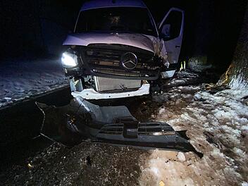 Neuenmarkt: 20-J&auml;hriger kollidiert mit einem Baum - die Fahrbahn war spiegelglatt