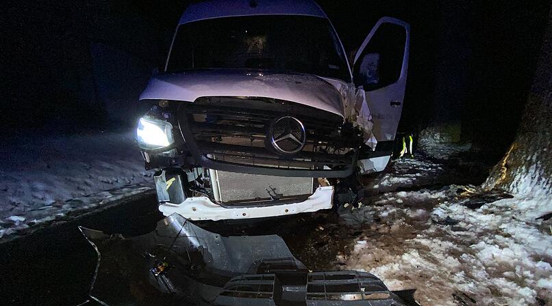 Neuenmarkt: 20-J&auml;hriger kollidiert mit einem Baum - die Fahrbahn war spiegelglatt