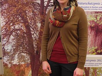 Carina Sponsel hat ein Foto von 1906, das  den Birnbaum schon in seiner heutigen Gestalt zeigt.  Fotos: Pauline Lindner